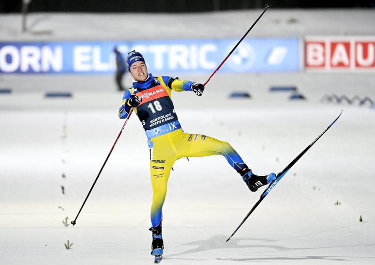 Svenske Sebastian Samuelsson var begejstret ud over alle grænser, da han i december 2020 vandt sit første individuelle på skiskytternes worldcup. Uden for sporten vækker han glæde og had for sin kamp mod doping.  Foto: Antti Aimo-koivisto/Ritzau Scanpix