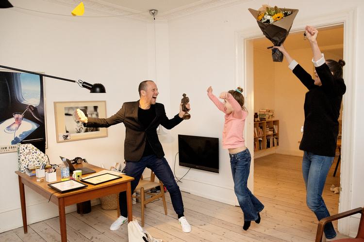 Anders Legarth og familien var jublende lykkelige, da beskeden indløb fredag eftermiddag.  Foto: Peter Hove Olesen/POLFOTO