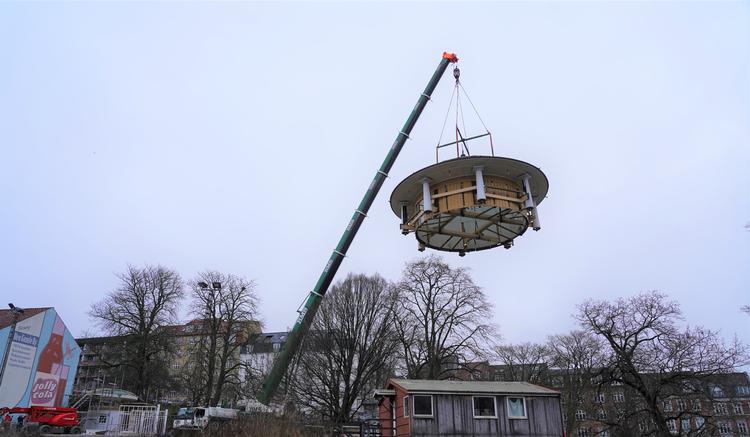 Politikens pavillon blev flyttet cirka 50 meter i går til en midlertidig plads, mens der bygges en ny hovedindgang, hvor pavillonen får en prominent plads. Foto: Den gamle By