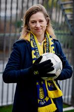 Den måske kommende københavnske overborgmester Sophie Hæstorp er blå og gul fra top til tå. Ja, hun har da været i Parken, men Brøndby Stadion er socialdemokratens hjemmebane. Foto: Valdemar Ren