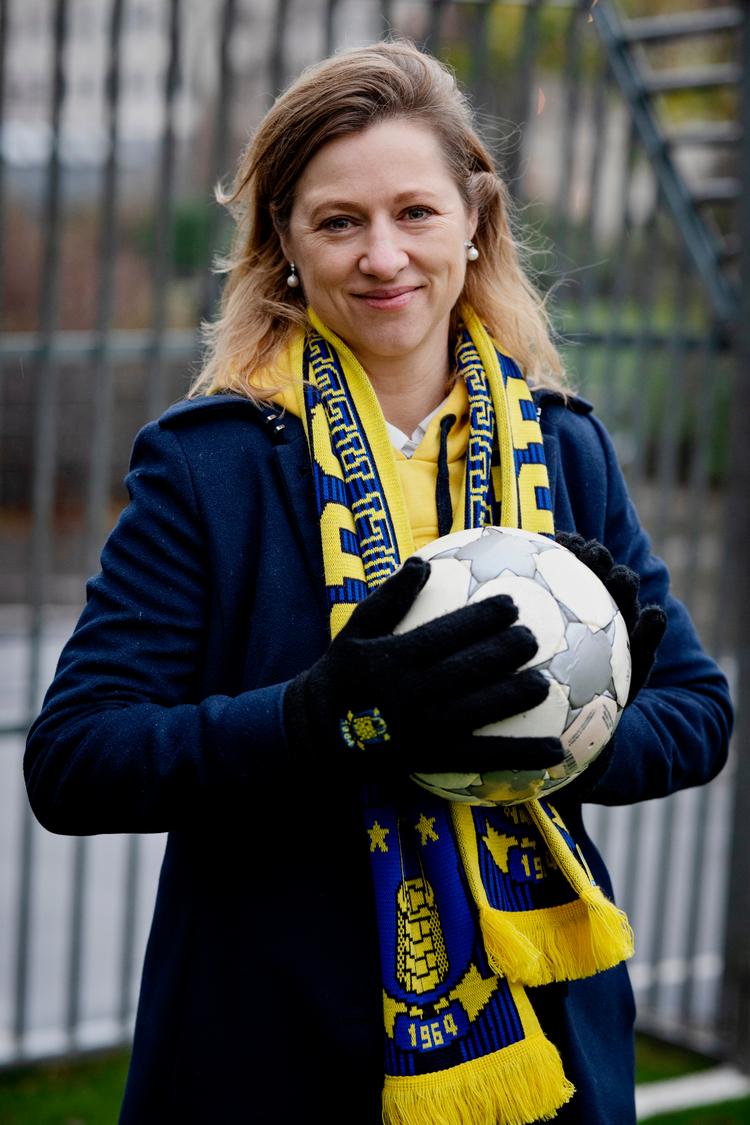 Den måske kommende københavnske overborgmester Sophie Hæstorp er blå og gul fra top til tå. Ja, hun har da været i Parken, men Brøndby Stadion er socialdemokratens hjemmebane. Foto: Valdemar Ren