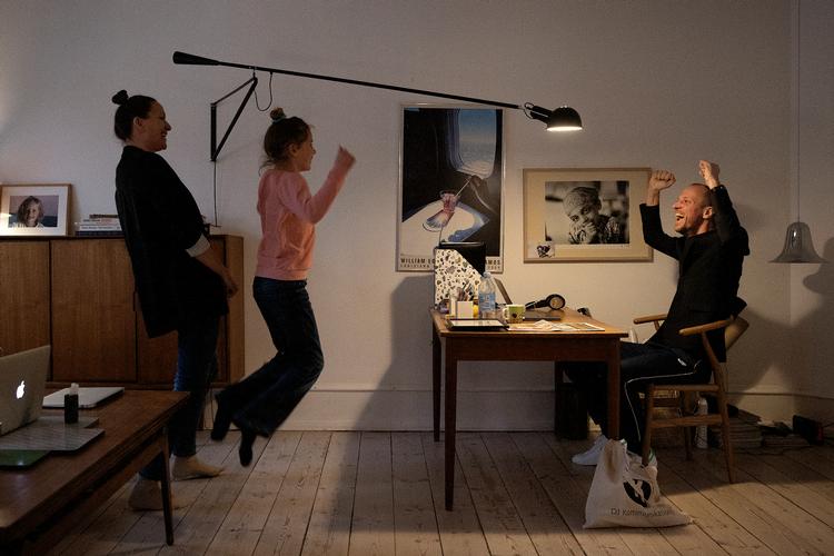 Anders Legarth Schmidt arbejder hjemmefra i disse uger og var som de andre nominerede med på et videolink på grund af corona. Der udbrød stor jubel i lejligheden på Østerbro i København, da komiteformand Tine Gøtzsche på skærmen fortalte, at han var årets vinder af Cavlingprisen.  Foto: Peter Hove Olesen/POLFOTO