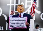 FARLIG. Donald Trump har atomvåbenkoderne, men er for farlig til sociale medier, vurderer Twitter og Facebook. Foto: Issei Kato/Ritzau Scanpix