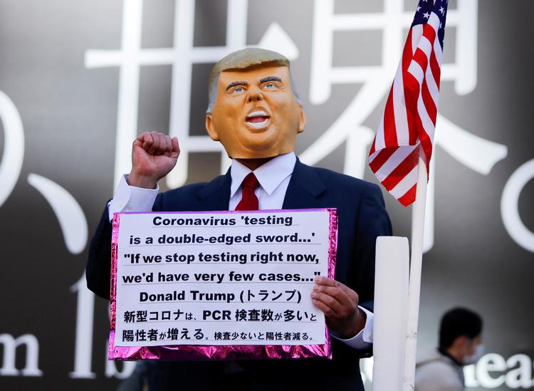 FARLIG. Donald Trump har atomvåbenkoderne, men er for farlig til sociale medier, vurderer Twitter og Facebook. Foto: Issei Kato/Ritzau Scanpix