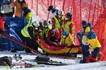 Her er den uheldige amerikaner Tommy Ford ved at blive gjort klar til at komme om bord i helikopteren og sendes til hospitalet i Schweiz. Foto: Fabrice Coffrini/Ritzau Scanpix
