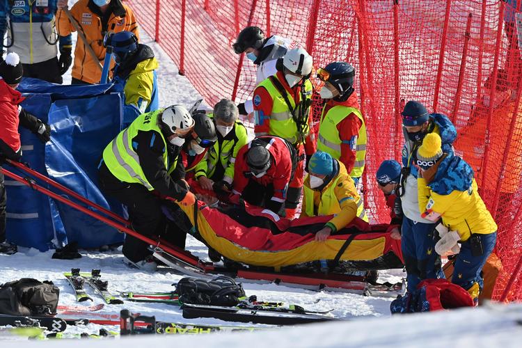 Her er den uheldige amerikaner Tommy Ford ved at blive gjort klar til at komme om bord i helikopteren og sendes til hospitalet i Schweiz. Foto: Fabrice Coffrini/Ritzau Scanpix