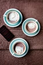 Drik din varme chokolade af tynde porcelænskopper, og drøm dig tilbage til
rokokotidens København, hvor chokolade var ren fest og ypperste luksus. Foto: Line Thit Klein