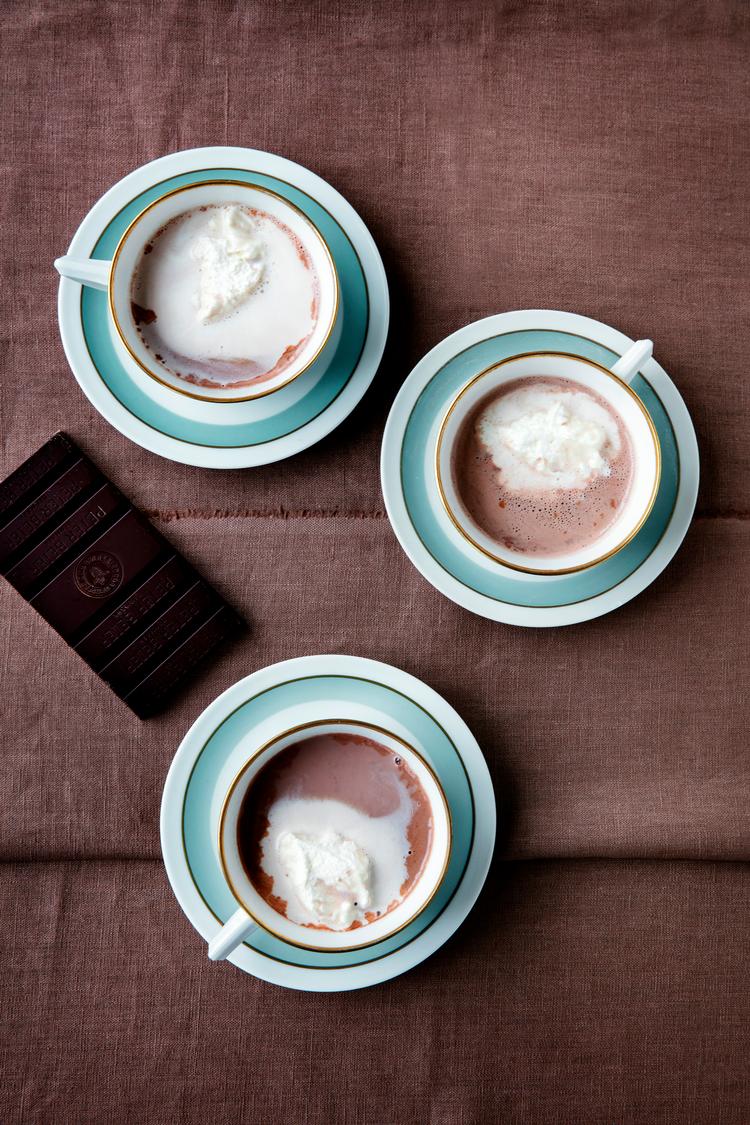 Drik din varme chokolade af tynde porcelænskopper, og drøm dig tilbage til
rokokotidens København, hvor chokolade var ren fest og ypperste luksus. Foto: Line Thit Klein