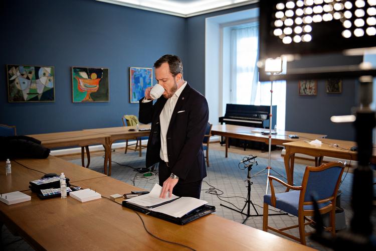 V-formand Jakob Ellemann-Jensen er i disse dage på overarbejde, og der bliver drukket en del kaffe. Her gør han i Venstres gruppeværelse klar til digital nytårsdebat med Mette Frederiksen og Sofie Carsten Nilelsen. Foto: Martin Lehmann