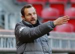 Bo Svensson forsøgte med direktiver at skaffe point til sit Mainz-mandskab, men lørdag tabte holdet igen, og der venter en hård opgave med at holde sig fri fra nedrykning. Foto: Ralph Orlowski/Ritzau Scanpix