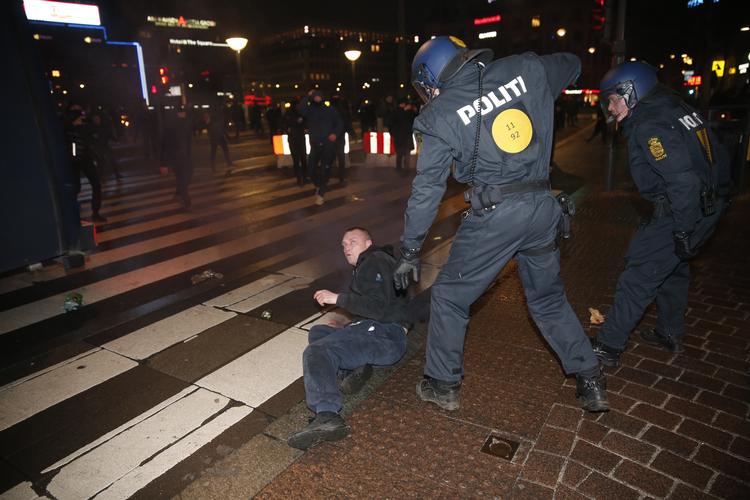Politi og demonstranter er stødt sammen i det centrale København. Foto: Martin Lehmann