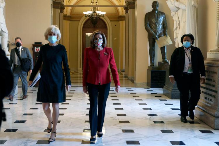     WASHINGTON, DC - JANUARY 08: U.S. Speaker Rep. Nancy Pelosi (D-CA) walks with 60 Minutes correspondent Lesley Stahl of CBS News in a hallway at the U.S. Capitol January 8, 2021 in Washington, DC. Speaker Pelosi and her leadership team are considering an impeachment process of President Donald Trump after pro-Trump mobs stormed the Capitol and temporarily stopped the process the certification for President-elect Joe Biden and Vice President-elect Kamala Harris' electoral college win. Alex Wong/Getty Images/AFP == FOR NEWSPAPERS, INTERNET, TELCOS &amp; TELEVISION USE ONLY ==   Foto: Alex Wong/Ritzau Scanpix
