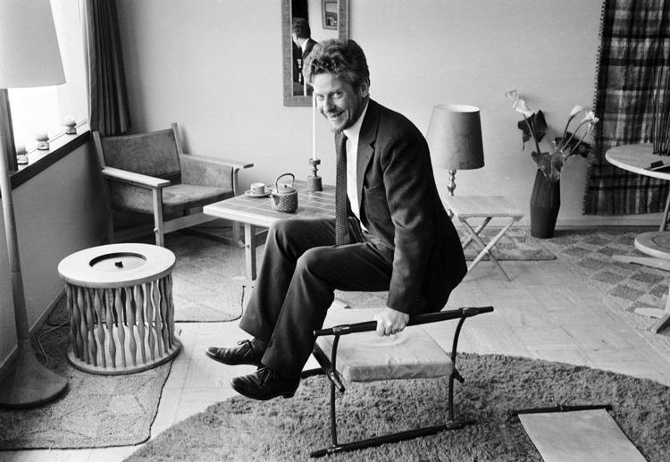 Stolene, bordet, koppen, tekanden - ja selv lysestagen havde Quistgaard designet. I 1966 viste han stolt sit design frem.  Foto: Tage Christensen/POLFOTO