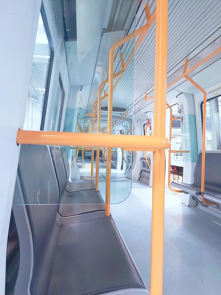 Sådan ser den nye sædeopstilling ud. Billederne her er fra de tog på M1 og M2, der har fået ændret sæderetningen, så det matcher de nye tog. Foto: Metroselskabet og Hovedstadens Letbane