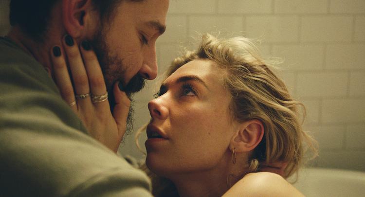Sean (tv.) spillet af Shia LaBeouf og Martha (Vanessa Kirby) er ved at miste både sig selv og hinanden i sorgen over tabet af deres lille datter, der uventet og uden forklaring dør, kort tid efter hun er blevet født.
 Foto: Benjamin Loeb / Netflix/Netflix