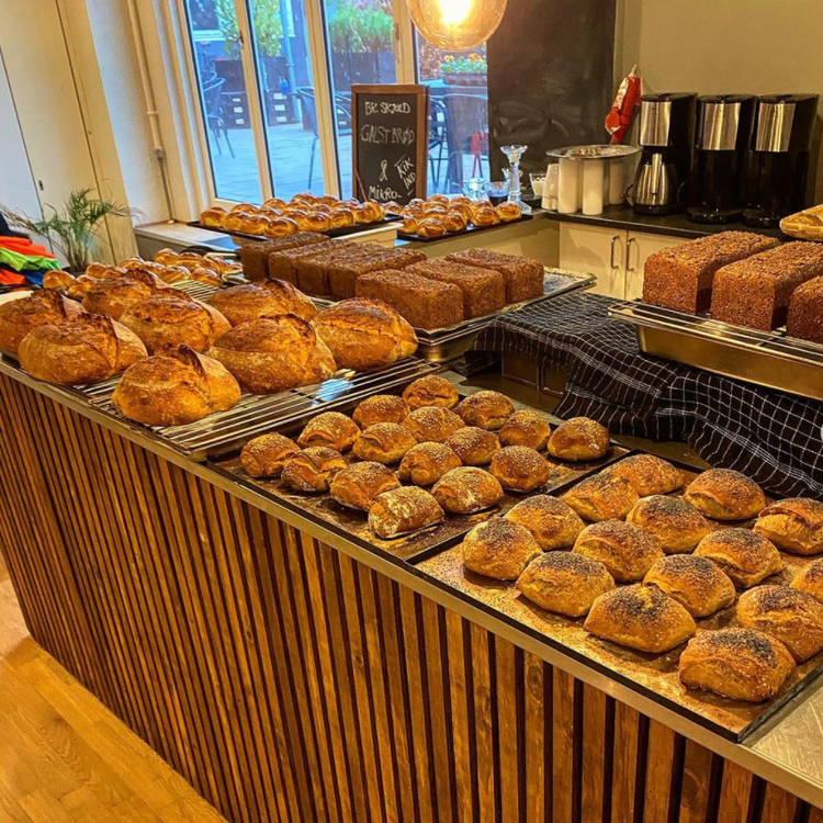 Gemt væk i klublokaler i fodboldklubben BK Skjold på Østerbro ligger mikrobageriet Galst. Foto: Galst Bageri