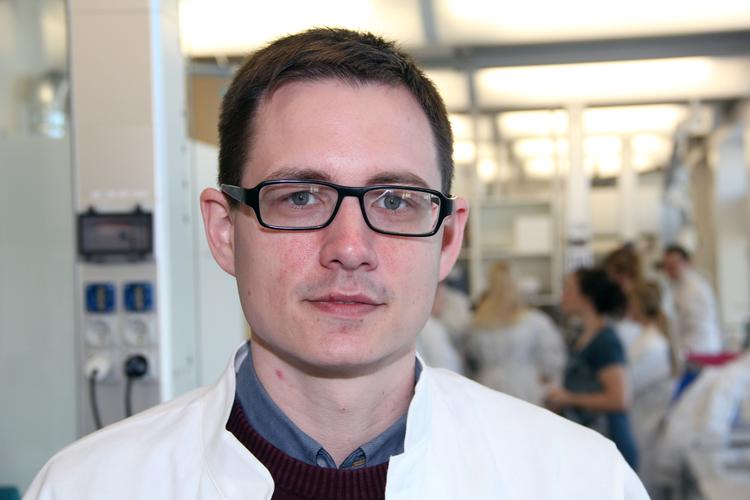 Den 35-årige professor Mads Albertsen og hans forskergruppe fra Aalborg Universitet smed alt, hvad de havde i hænderne, efter det historiske coronapressemøde i marts og kastede sig ud i at analysere de virusvarianter, der cirkulerede i Danmark, i tæt samarbejde med Statens Serum Institut. Lige nu holder de især et vågent øje med den smitsomme britiske variant B117, som er begyndt at spredes i Danmark. Foto: Aalborg Universitet