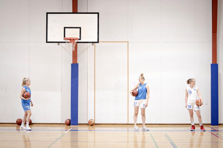 Hvis der opstår en situation med diskrimination i idrætsundervisningen, så møder samme underviser eleverne i spisesalen og næste morgen. Det giver efterskolerne en unik mulighed for at håndtere problemer med sexisme, mobning og racisme, mener formand for Efterskoleforeningen.  Arkivfoto Valdemar Ren