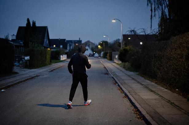 24-årige ArtigeArdit er aldrig flyttet hjemmefra og bor med sin mor, far og søster i det hus, han er opvokset i. Han har heller ingen planer om at flytte hjemmefra lige foreløbig. Foto: Valdemar Ren