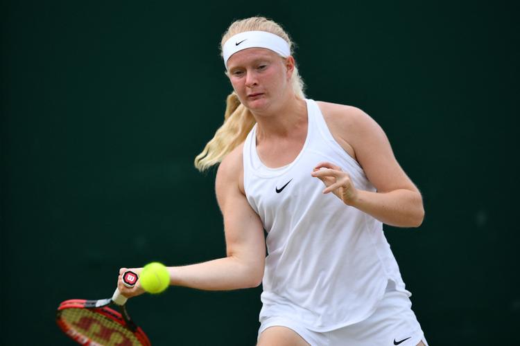 Francesca Jones, der her ses under en kamp ved Wimbledon, fortæller, at hun som 8-9-årig fik at vide, at hun på grund af manglende fingre og tæer ikke kunne blive tennisspiller, men det er hun altså blevet. Foto: Leon Neal/Ritzau Scanpix