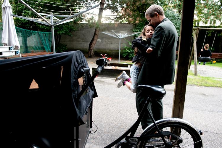 Adam Hannestad og familien har fået stjålet to Christiania- cykler på kort tid fra en lukket baggård. Her ses han med sin 7-årige datter ved en cykel af samme type. Foto: Katinka Hustad/POLFOTO