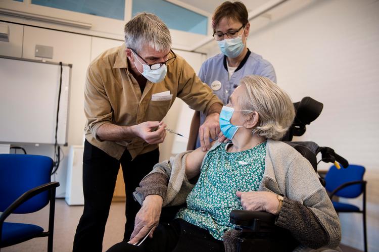 Alle plejehjemsbeboerne, der ikke nåede at få et vaccinestik i første runde, vil blive tilbudt vaccinen, når andre beboere på de enkelte plejehjem skal have deres andet stik. Foto: Tim Kildeborg Jensen/Ritzau Scanpix