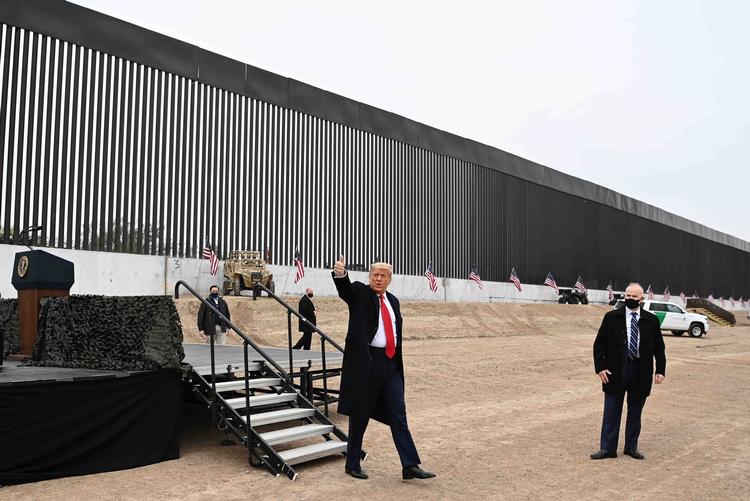 Donald Trump var tirsdag fløjet til Alamo i texas for at besigtige grænsemuren mod Mexico, der står som et symbol på hans præsidentperiode, som snart udløber.  Foto: Mandel Ngan/Ritzau Scanpix