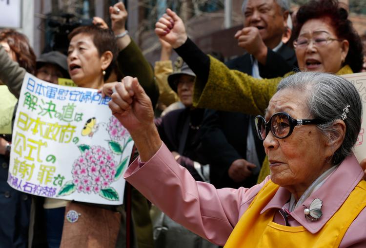 Kim Bok-dong blev som fjortenårig tvunget ud i sexslaveri af det japanske regime under Anden Verdenskrig. Hun nåede aldrig at få den undskyldning fra Japan, som hun kæmpede for i tre årtier, inden hun døde som 92 årig i 2019. Billeder her er fra en demonstration i 2013.  Foto: Kin Cheung/Ritzau Scanpix