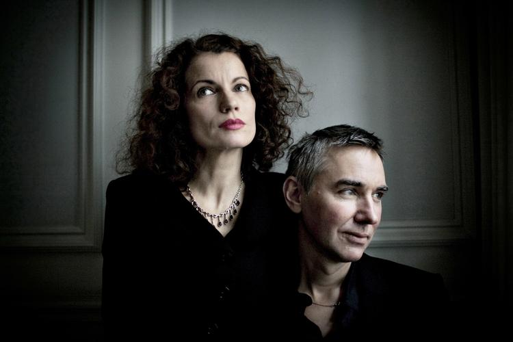 Det svenske forfatterpar Alexandra Coelho Ahndoril og Alexander Ahndoril skriver krimier under pseudonymet Lars Kepler. Men det falder flere kritikere for brystet, at parrets seneste bog er fuld af splatter - begået mod unge kvinder. Foto: Joachim Adrian/POLFOTO