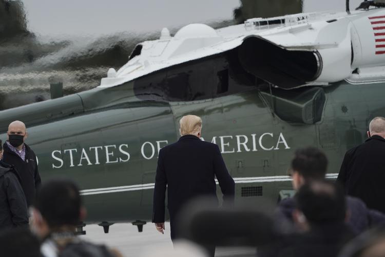 HARLINGEN, TX - JANUARY 12: President Donald Trump walks to the Marine One helicopter after greeting his supporters at Valley International Airport on January 12, 2021 in Harlingen, Texas. President Trump later delivered remarks during a visit to the U.S.-Mexico Border in Alamo, Texas. Go Nakamura/Getty Images/AFP == FOR NEWSPAPERS, INTERNET, TELCOS &amp; TELEVISION USE ONLY == Foto: Go Nakamura/Ritzau Scanpix