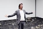 Kunstneren Olafur Eliasson er en af dem, der er med i 'Do it (home)'. Her er han fotograferet i 2014, hvor han var aktuel med udstillingen 'Riverbed' på Louisiana.   Foto: Janus Engel/POLFOTO