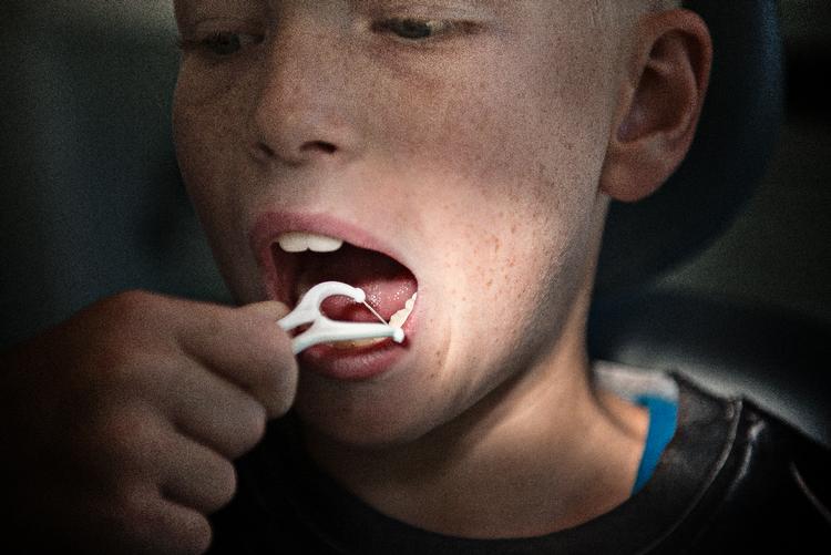 Flere typer tandtråd - dog ikke den på billedet - indeholder fluorstoffet PTFE, viser en markedstest fra Forbrugerrådet Tænk Kemi. Er PTFE tilsat, skal det stå i varedeklarationen. Foto: Katinka Hustad/POLFOTO