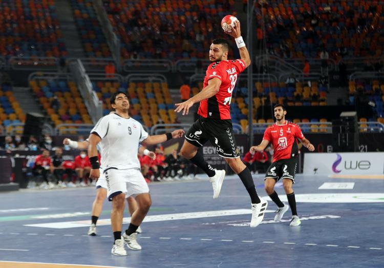 Egyptens Seif Elderaa ses her under åbningskampen mod Chile i Cairo onsdag aften. Egypten vandt 35-29.
 Foto: Mohamed Abd El Ghany/Ritzau Scanpix