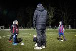 Skal børn snart kunne gå til fodbold, eller skal liberale erhverv genåbnes først. Regeringens ekspertgruppe har afleveret rapport til regeringen.  Foto: Jesper Houborg/POLFOTO