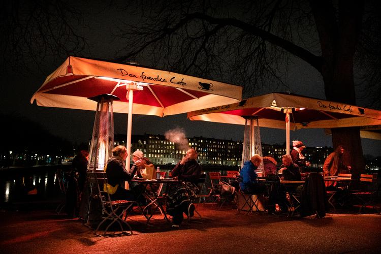 Udendørs servering på Den Franske Cafe på Østerbro lige inden nedlukningen i december. Foto: Thomas Borberg/POLFOTO