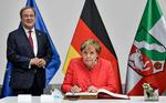 59-årige Armin Laschet (tv.) er en jovial type, der bakkede 100 procent op bag Angela Merkels generøse flygtningepolitik og i sin tid som integrationsminister i Nordrhein-Westfalen fik tilnavnet ’Tyrkiske Armin’. Siden 2017 har Laschet været ministerpræsident i delstaten, der med sine 18 millioner indbyggere er Tysklands største. Arkivfoto: Martin Meissner/AP Foto: Martin Meissner/Ritzau Scanpix