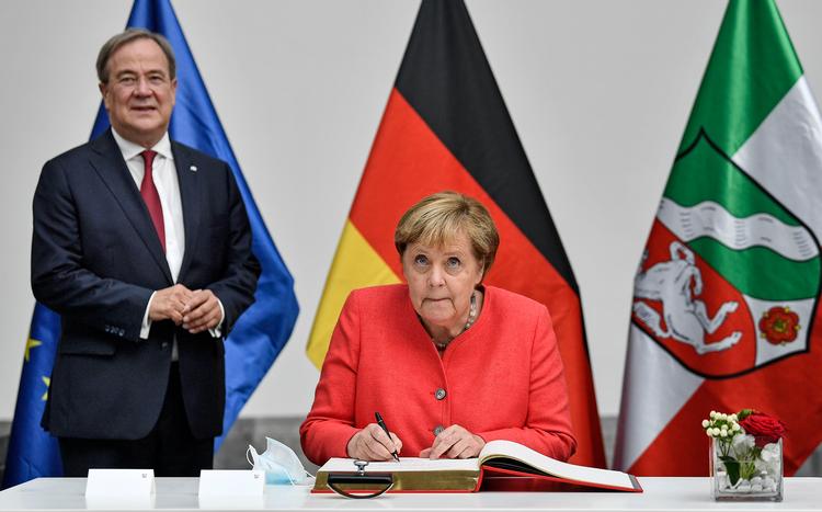 59-årige Armin Laschet (tv.) er en jovial type, der bakkede 100 procent op bag Angela Merkels generøse flygtningepolitik og i sin tid som integrationsminister i Nordrhein-Westfalen fik tilnavnet ’Tyrkiske Armin’. Siden 2017 har Laschet været ministerpræsident i delstaten, der med sine 18 millioner indbyggere er Tysklands største. Arkivfoto: Martin Meissner/AP Foto: Martin Meissner/Ritzau Scanpix