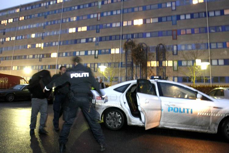 Banden Værebros Hårde Kerne satte sig i sin storhedstid tungt på boligområdet Værebroparken. Her er politiet i aktion i bandemiljøet. Arkivfoto Jens Dresling/Ritzau Scanpix