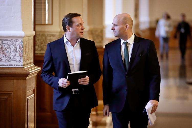 Marcus Knuth, tv, skiftede i 2019 partiet Venstre ud med Det Konservative Folkeparti. Men støtten til sin V-allierede Inger Støjberg fortsatte trods partiskiftet. Indtil i dag.  Foto: Jens Dresling/POLFOTO