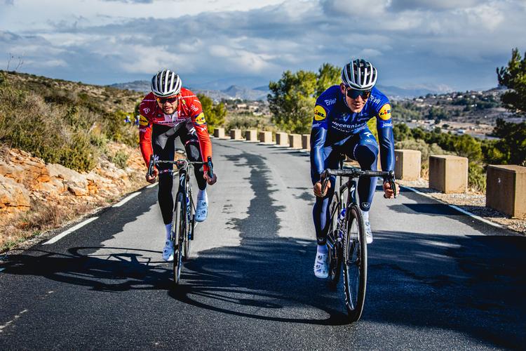 Kasper Asgreen er i danneberogstrikoten i fuld gang med træninbgen på de sydspansle ælandeveje. Foto: Wout Beel. 