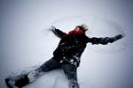 I 2010 frøs Søerne i København til is.  Her har Kristine lavet en sneengel i på isen. Helt så meget frost og sne har vi ikke fået i 2021, men hvor der er vilje, er der vej, så klummeskribenten fik både lavet sneengel og snemand på sin tur ud i det kolde.  Foto: Mathias Christensen/POLFOTO