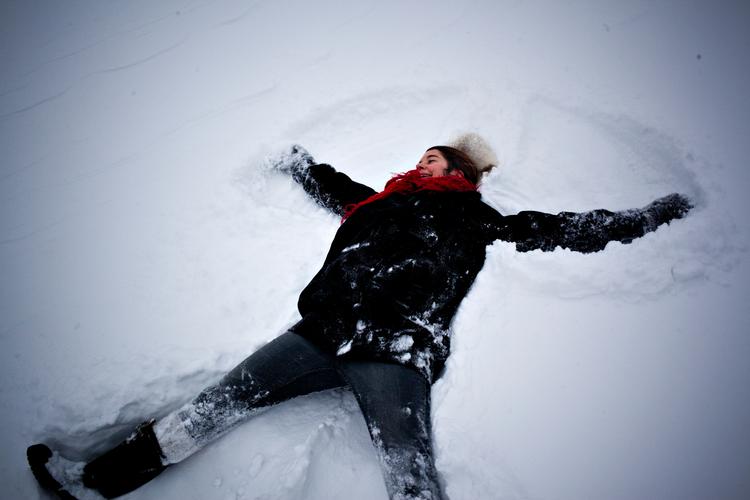 I 2010 frøs Søerne i København til is.  Her har Kristine lavet en sneengel i på isen. Helt så meget frost og sne har vi ikke fået i 2021, men hvor der er vilje, er der vej, så klummeskribenten fik både lavet sneengel og snemand på sin tur ud i det kolde.  Foto: Mathias Christensen/POLFOTO