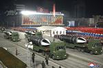Ved paraden natten til fredag viste det nordkoreanske styre en ny type missiler frem. Billedet er offentliggjort af det nordkoreanske nyhedsbureau KCNA. Foto: -/Ritzau Scanpix