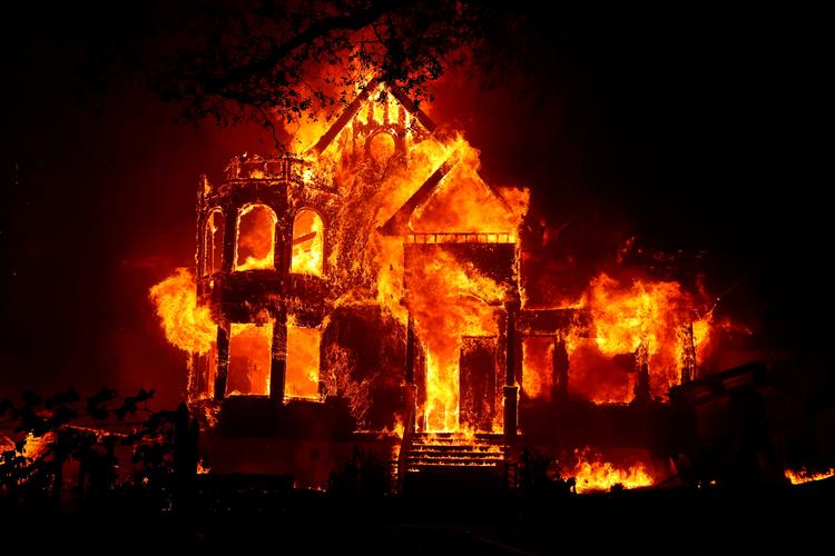 Et hus i St. Helena i Californien er ramt af en af de omfattende skovbrande i september 2020. Tørken og varmen sidste år ledte til en øget brandrisiko i flere lande verden over, blandt andet USA og Australien.  Foto: Stephen Lam/Ritzau Scanpix