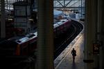 Waterloo station i London ligger mere eller mindre øde hen. England er lagt ned af coronavirus. Nu vækker ny variant bekymring.   Foto: Henry Nicholls/Ritzau Scanpix