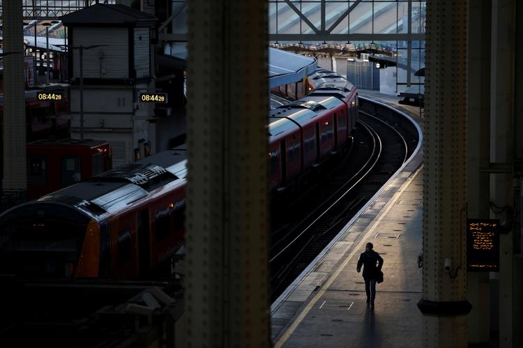 Waterloo station i London ligger mere eller mindre øde hen. England er lagt ned af coronavirus. Nu vækker ny variant bekymring.   Foto: Henry Nicholls/Ritzau Scanpix
