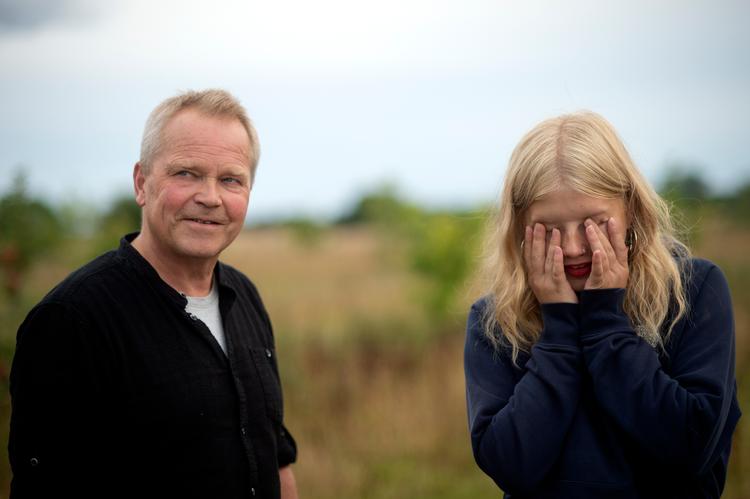 Erlend E. Mo flyttede med sin familie fra Norge til bofællesskabet Permatopia ved Karise og filmede processen. På billedet ses han med datteren Aslaug. Nu er han død, 53 år gammel. Foto: Annika Byrde