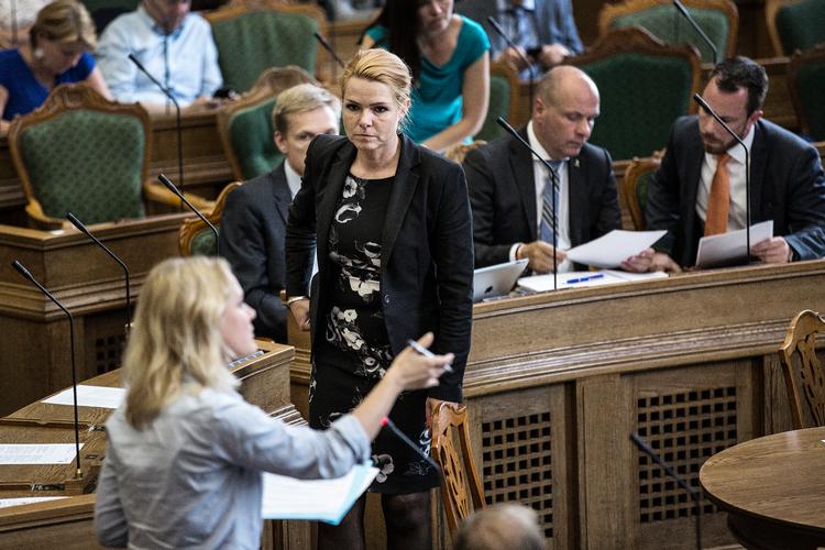  Søren Gade støtter Inger Støjberg. Her ses de begge i Folketinget, inden Gade stoppede i landspolitik og senere blev medlem af EU-parlamentet.   Foto: Niels Hougaard/POLFOTO