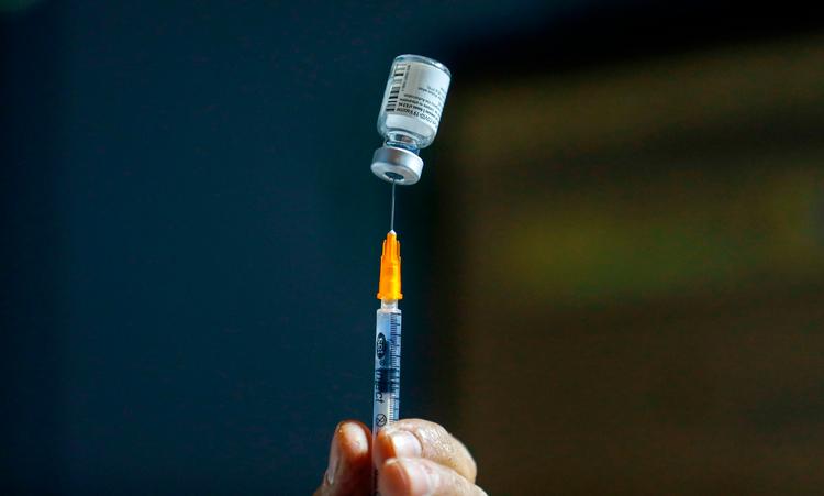 På grund af opgradering af produktionskapacitet vil Pfizer reducere vaccineleveringer ifølge norsk styrelse. Foto: Ahmad Gharabli/Ritzau Scanpix