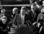USA's hidtil yngste præsident, John F. Kennedy, under indsættelstalen 20. januar 1961. Dele af talen er gået over i historien, men præsidentens politiske indsats med en blanding af succeser og fiaskoer er omdiskuteret. Han blev offer for et attentat i Dallas i 1963. Foto: Uncredited/Ritzau Scanpix
